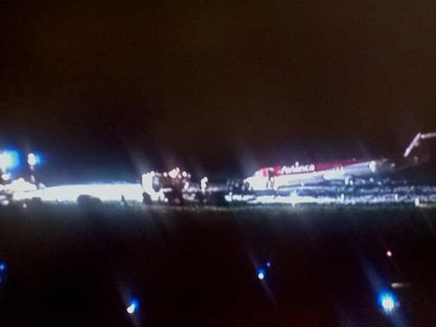 Avião da Avianca que fez pouso de barriga no aeroporto JK nesta sexta-feira (28) (Foto: TV Globo/Reprodução)