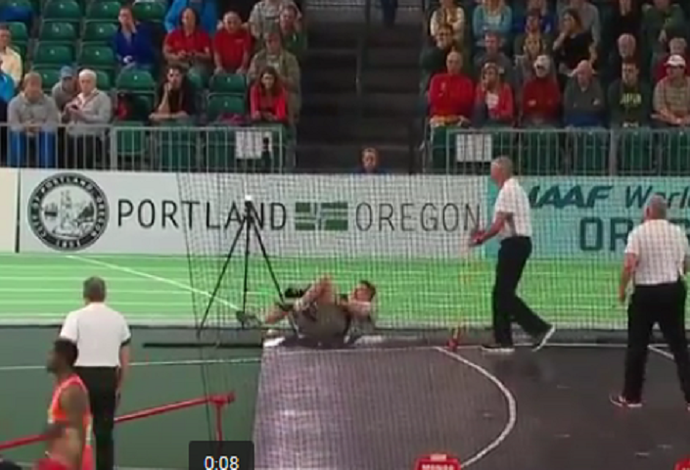Fotógrafo é atingido por atleta do arremesso de peso em Portland (Foto: Reprodução)