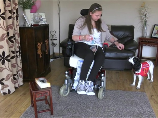 Lucy sofre de um mal genético raro, e Molly a ajuda com tarefas diárias (Foto: BBC)