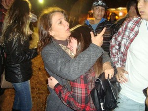 Livian chora abraçada com a mãe Loide depois do encontro com Luan Santana. (Foto: Gláucia Souza / G1)