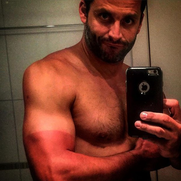 Henri Castelli posa sem camisa e exibe marca de sol (Foto: Instagram/ Reprodução)