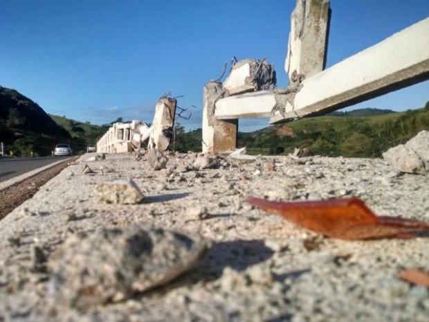 Veículo cai de ponte e deixa três pessoas feridas na BR- 259, no Espírito Santo (Foto: Kaio Henrique/ TV Gazeta Norte)