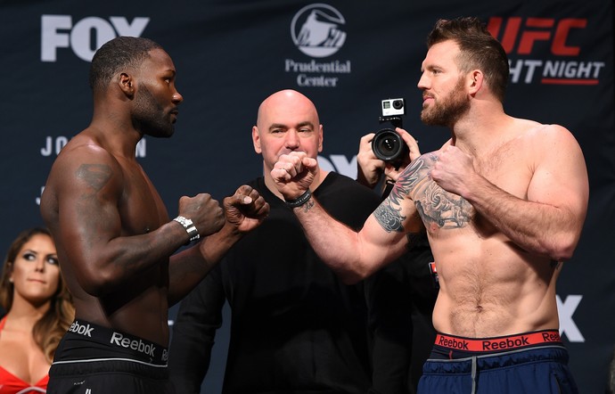 Anthony Johnson e Ryan Bader encarada pesagem (Foto: Getty Images)