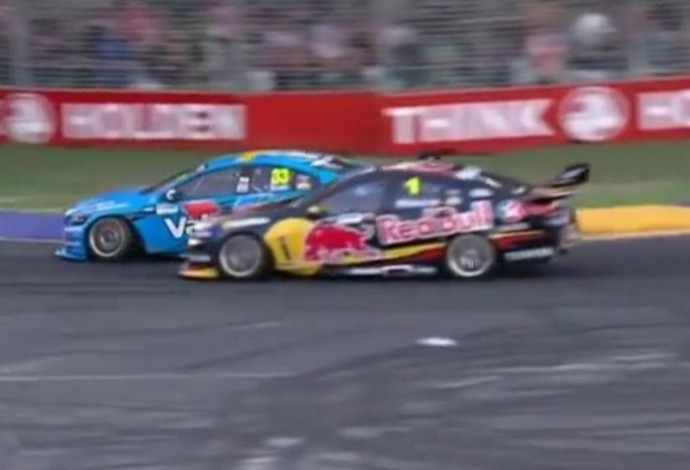 O Volvo de Scott ultrapassa o Holden de Whincup na última volta (Foto: Reprodução / YouTube)