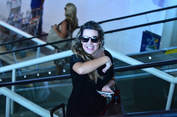 Fernanda Souza  em aeroporto (Foto: William Oda / AgNews)