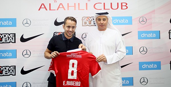 Éverton Ribeiro é apresentado no Al Ahli-EAU (Foto: Reprodução / Site oficial do Al Ahli)