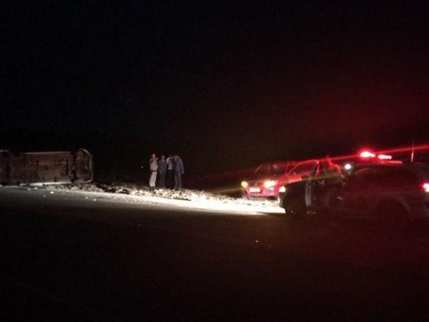 Ambulância ficou tombada na pista após bater em carro no trevo de Cristianópolis, em Goiás (Foto: Divulgação/Prefeitura de Caldas Novas)
