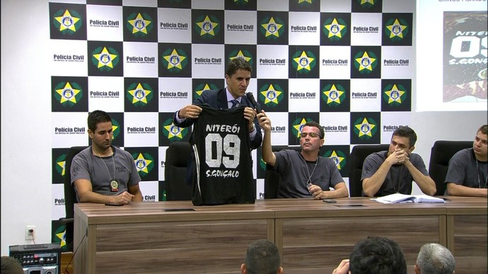 Delegado Fábio Cardoso exibe camisa de Diego, torcedor do Botafogo assassinado (Foto: Reprodução / TV Globo)