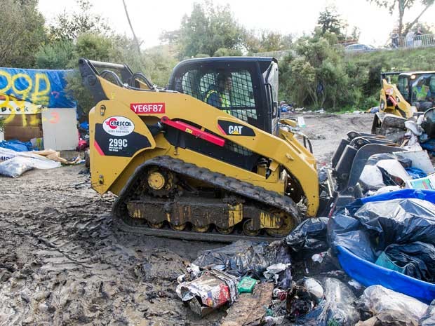 Pequeno trator remove detritos em acampamento sem-teto desmantelado pelos EUA. (Foto: Josh Edelson / AFP Photo) Pequeno trator remove detritos em acampamento sem-teto desmantelado pelos EUA. (Foto: Josh Edelson / AFP Photo)
