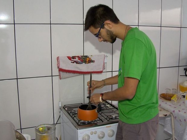 Luiz Feliphe pretende juntar mais R$ 6 mil com a venda de doces que ele mesmo faz (Foto: Reprodução/ TV Gazeta)