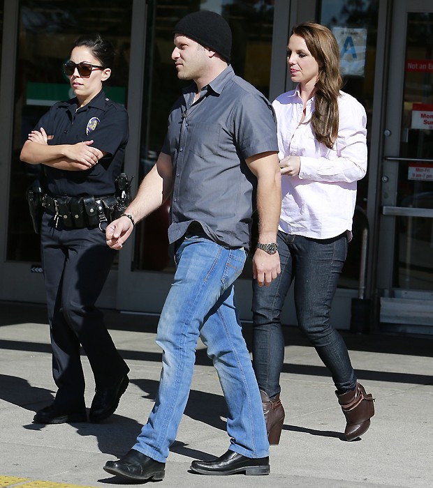 Britney Spears com seu segurança particular e uma policial (Foto: Grosby Group) Britney Spears com seu segurança particular e uma policial (Foto: Grosby Group)