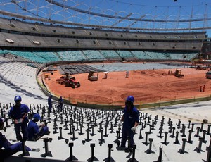 Funcionários trabalham na instalação das cadeiras na arena baiana (Foto: Adenilson Nunes/Secom) Funcionários trabalham na instalação das cadeiras na arena baiana (Foto: Adenilson Nunes/Secom)