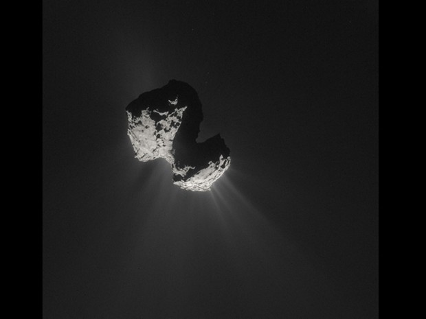 Há centenas de cometas viajando por nosso sistema em órbitas alongadas ao redor do Sol. Na imagem, o cometa 67P/Churyumov-Gerasimenko, que foi descoberto em 1969 (Foto: ESA/Rosetta/Caltech/Michael Benson/Kinetikon Pictures)