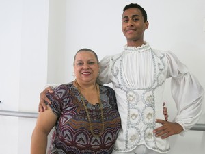 Valderez e Willian arrecadam dinheiro para viajar para o festival (Foto: Mariane Rossi/G1)