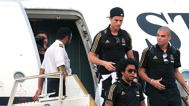 Cristiano Ronaldo no desembarque do amistoso do Real Madrid no Kuwait (Foto: AP)