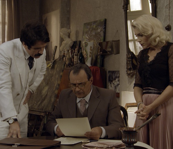 Sandra contrata um falsificador para fraudar documentação que dá toda a fortuna de Anastácia a ela (Foto: TV Globo)