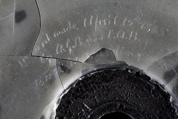 Disco de cera encontrado no Smithsonian, nos Estados Unidos, com a gravação da voz do inventor Alexander Graham Bell (Foto: Richard Strauss/Museu Smithsonian/AP)