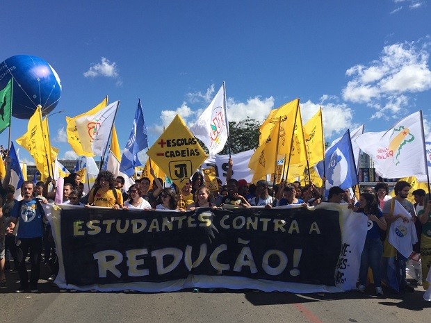 Com faixa, estudantes ocupam faixas da Esplanada dos Ministérios em ato contra a redução da maioridade penal (Foto: Luciana Amaral/G1)