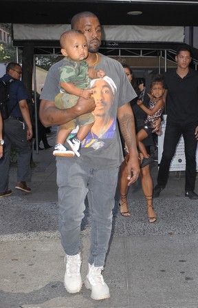 O rapper Kanye West com o filho Saint   (Foto: Getty Image)