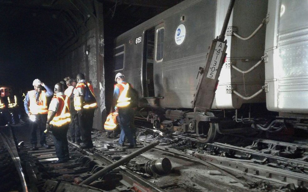 Foto cedida pelo Sindicato dos Trabalhadores de Transporte mostra funcionários da Companhia de Transporte Metropolitano de NY no local onde um trem de metrô descarrilou na terça (27) (Foto: Transport Workers Union, Local 100 via AP)