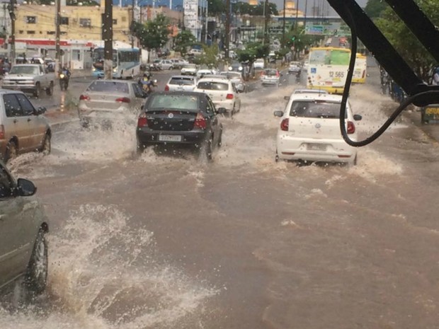 Acúmulo de água causou congestionamento na Avenida Fernando Corrêa (Foto: Bruna Barbosa/G1)