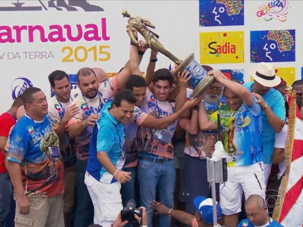 Integrantes da Beija-flor levantam troféu (Foto: Reprodução/TV Globo)