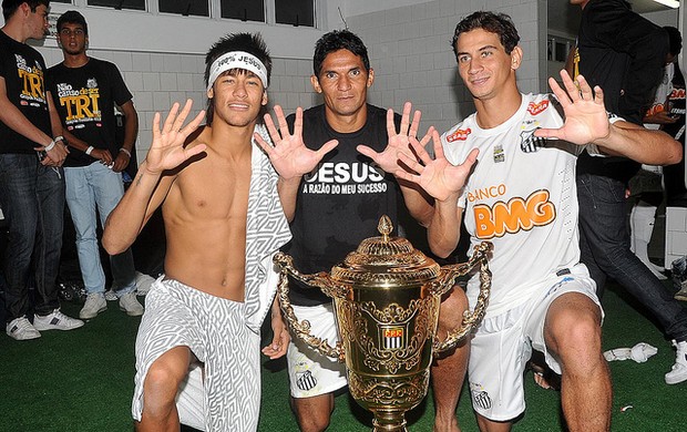 Neymar, Durval e Ganso celebram título paulista (Foto: Ivan Storti/Divulgação Santos FC)