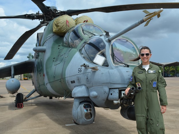 2ª tenente, Vitória Bernal, tem seis anos de militarismo e pilota helicóptero de guerra (Foto: Ísis Capistrano/ G1)