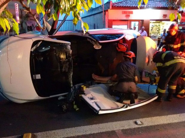 Carro capotou em rua de Pinheiros (Foto: Fábio Tito/G1)