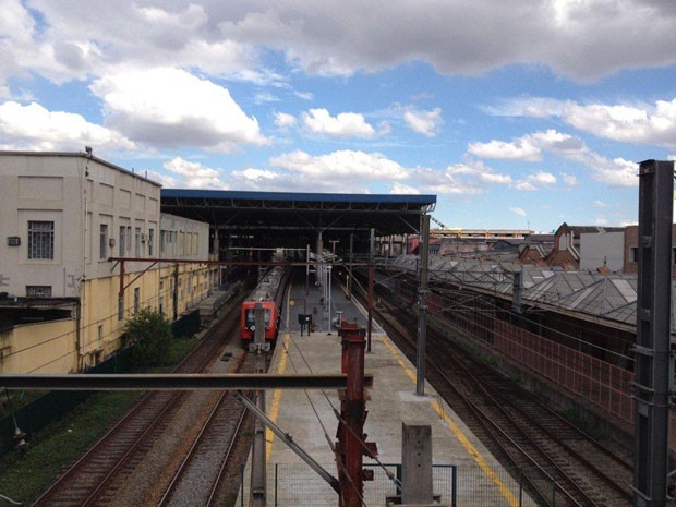 Plataformas da estação Brás estavam vazias na tarde deste sábado (Foto: Roney Domingos/G1)