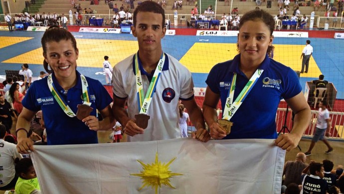 Luana, Jonas e Ennilara exibem medalhas conquistadas (Foto: Divulgação/ Fundesportes)