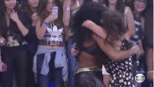 Thayna entra no palco e abraça as meninas do Fifth Harmony (Foto: TV Globo)