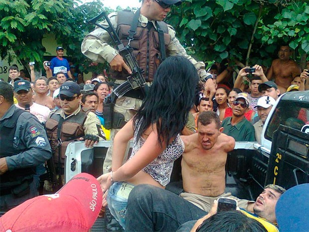 Suspeitos detidos logo após o assalto aos Correios de Riachuelo foram levados para a delegacia  (Foto: Adriana Nascimento)
