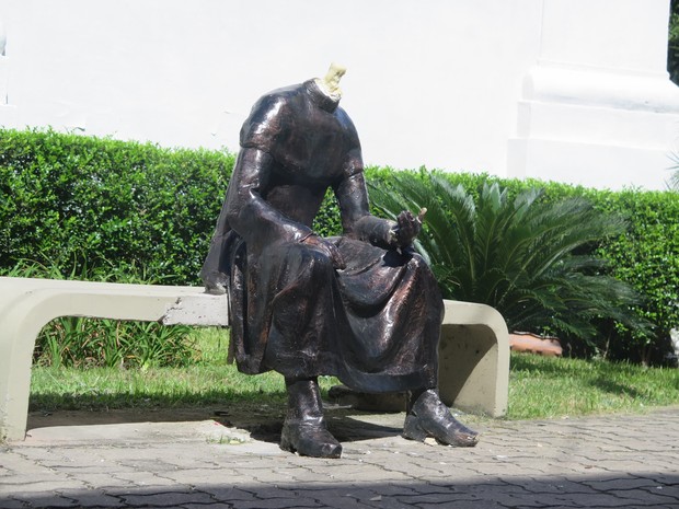 Estátua em São Vicente, SP, amanheceu sem a cabeça (Foto: Cássio Lyra/G1)