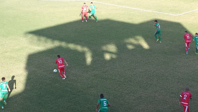 A torcida vaiou as duas equipes após o empate em 0 a 0 (Foto: Magda Lomeu)