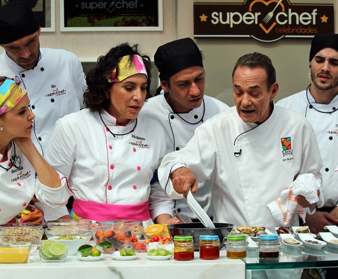 Chef Beto Pimentel com os participantes do 'Super Chef' (Foto: Carolina Morgado/Gshow)