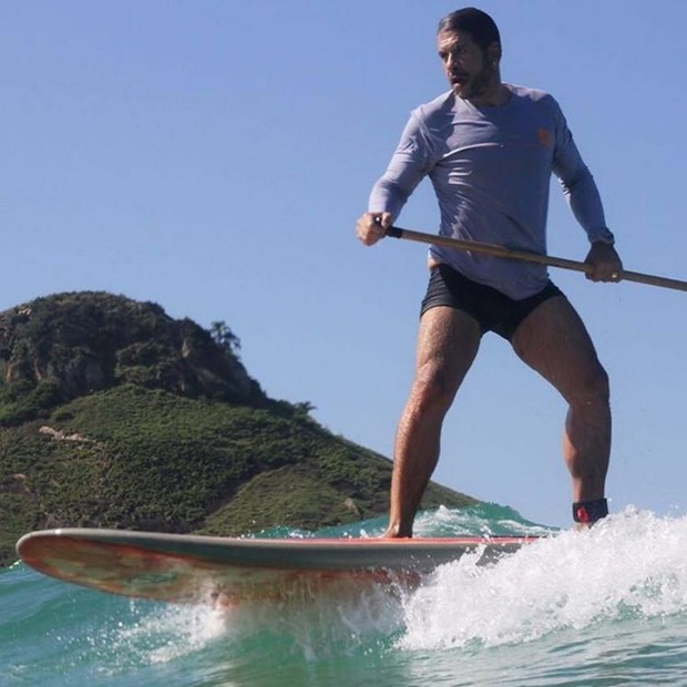 Leandro Hassum praticando stand up paddle (Foto: Reprodução/Instagram)