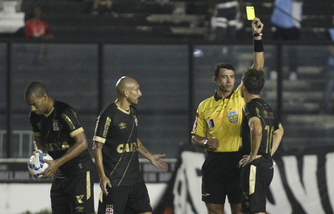 Brasileirão quadruplica amarelos por reclamação em relação a 2014