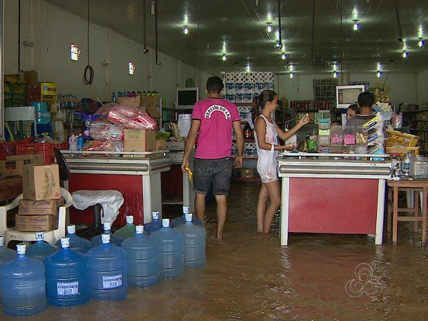 Apesar de enchente, mercadinho continua funcionando (Foto: Reprodção/TV Amazonas)