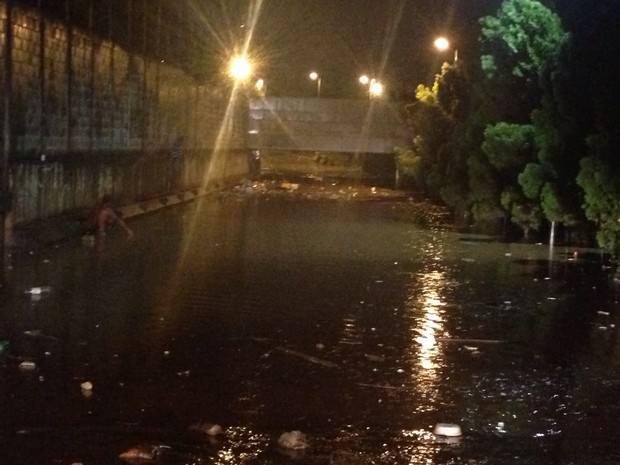 Córrego em Poá transbordou e os moradores tiveram prejuízos (Foto: Carolina Paes/ TV Diário)