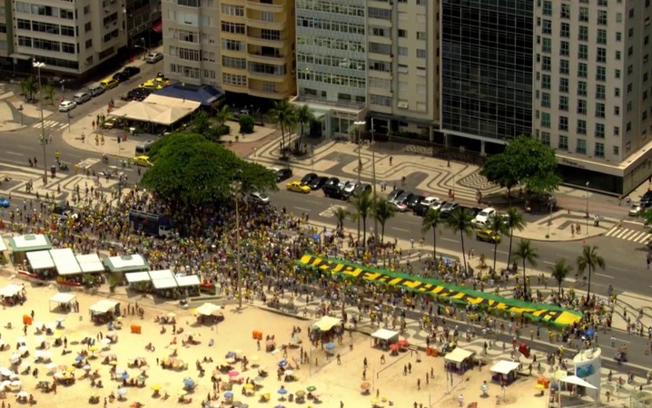 Manifestantes na Praia de Copacabana pouco antes do início do protesto marcado para às 13h