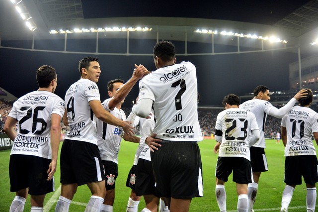 Corinthians vence o Bahia em casa e se mantém invicto e na liderança