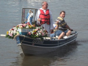 Padre levou a imagem de barco  (Foto: Divulgação Alexandre Azank)