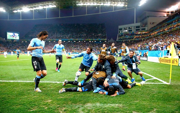 Luis Suarez comemoração Uruguai contra Inglaterra (Foto: Reuters)