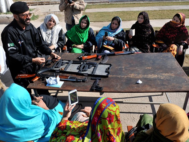 Ministro da educação apoia o armamento de professores como medida de intimidar os militantes paquistaneses (Foto: ASSOCIATED PRESSAP)