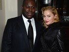 Madonna usa figurino todo preto em première