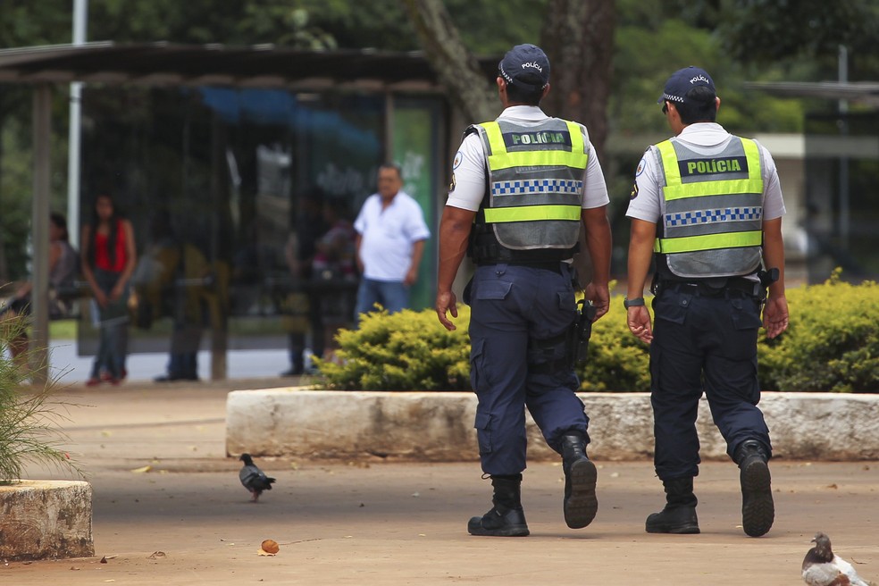 Policiais militares do DF fazem patrulhamento em rua (Foto: Andre Borges/Agência Brasília )