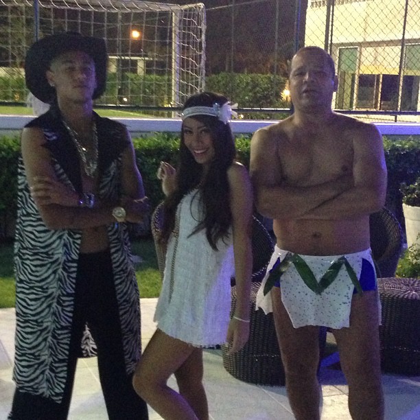 Pai de Neymar aparece de índio em festa a fantasia (Foto: Reprodução/Instagram)