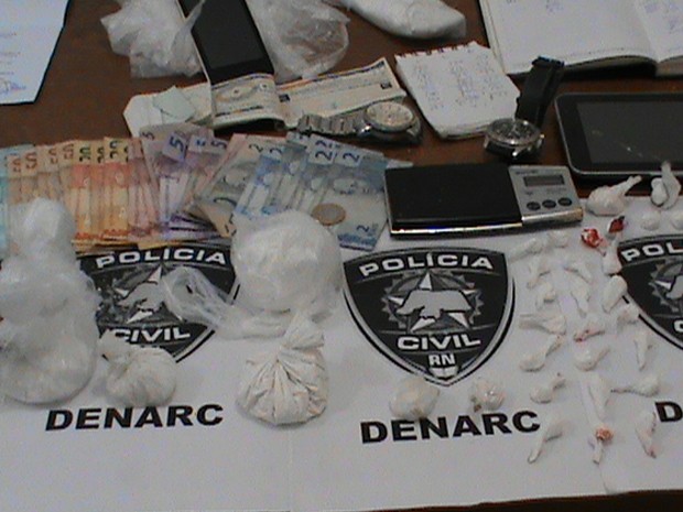 Drogas foram encontradas no apartamento do italiano, em Ponta Negra (Foto: Divulgação/Polícia Civil do RN)