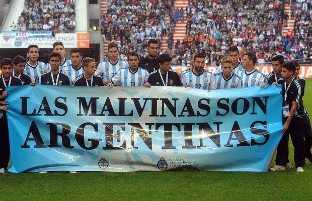 Jogadores da seleção da Argentina fazem faixa defendendo a soberania nas Ilhas Malvinas ou Ilhas Falkland em amistoso contra a Eslovênia (Foto: Raul Ferrari- Telam/AP)